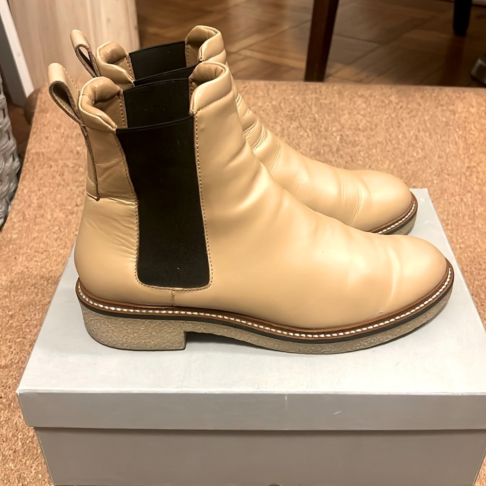 Everlane Chelsea Boot light tan